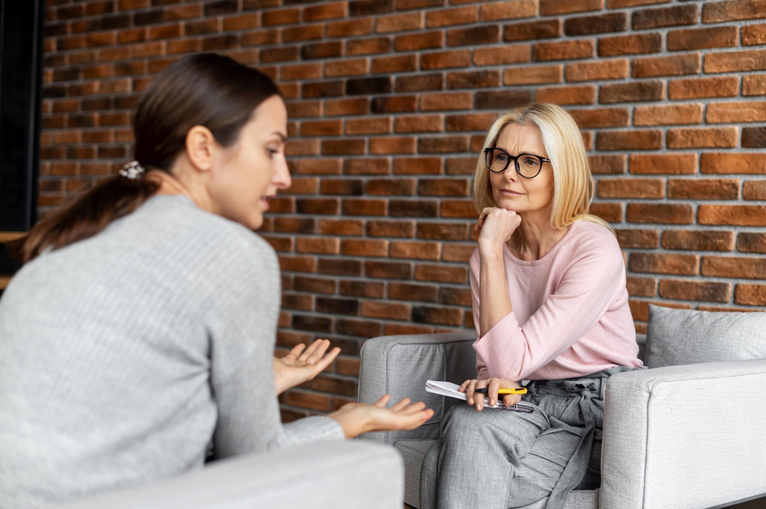 A woman discussing the dangers of rapid detox with a mental health professional.